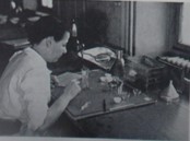 Analyste exécutant une analyse de pureté - Vers 1960